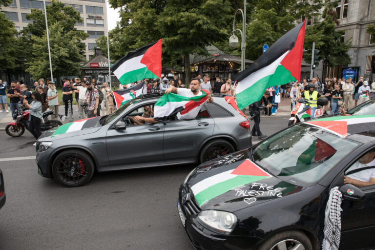 Jubelnde Araber mit Palästinenser-Fahnen auf den Straßen Berlins – hier im August.