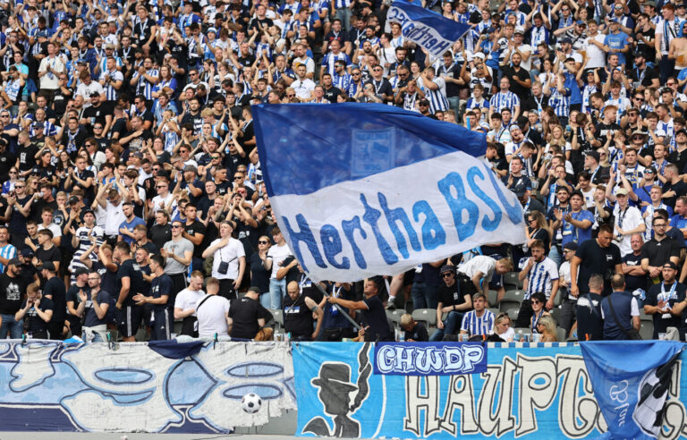 Fans bei einem Spiel des Fußballklubs Hertha BSC: Sie bekommen Gesinnungsnachhilfe von ihrem Verein