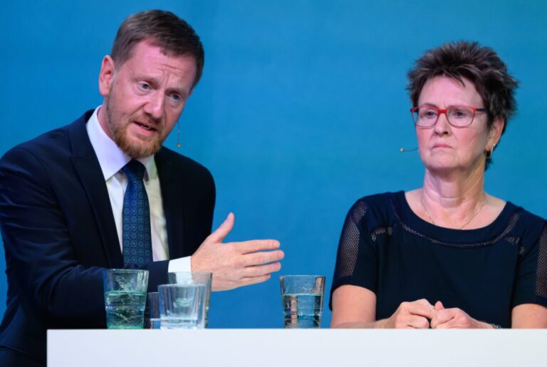 Sachsens Ministerpräsident Michael Kretschmer (CDU) lobt BSW-Landeschefin Sabine Zimmermann.