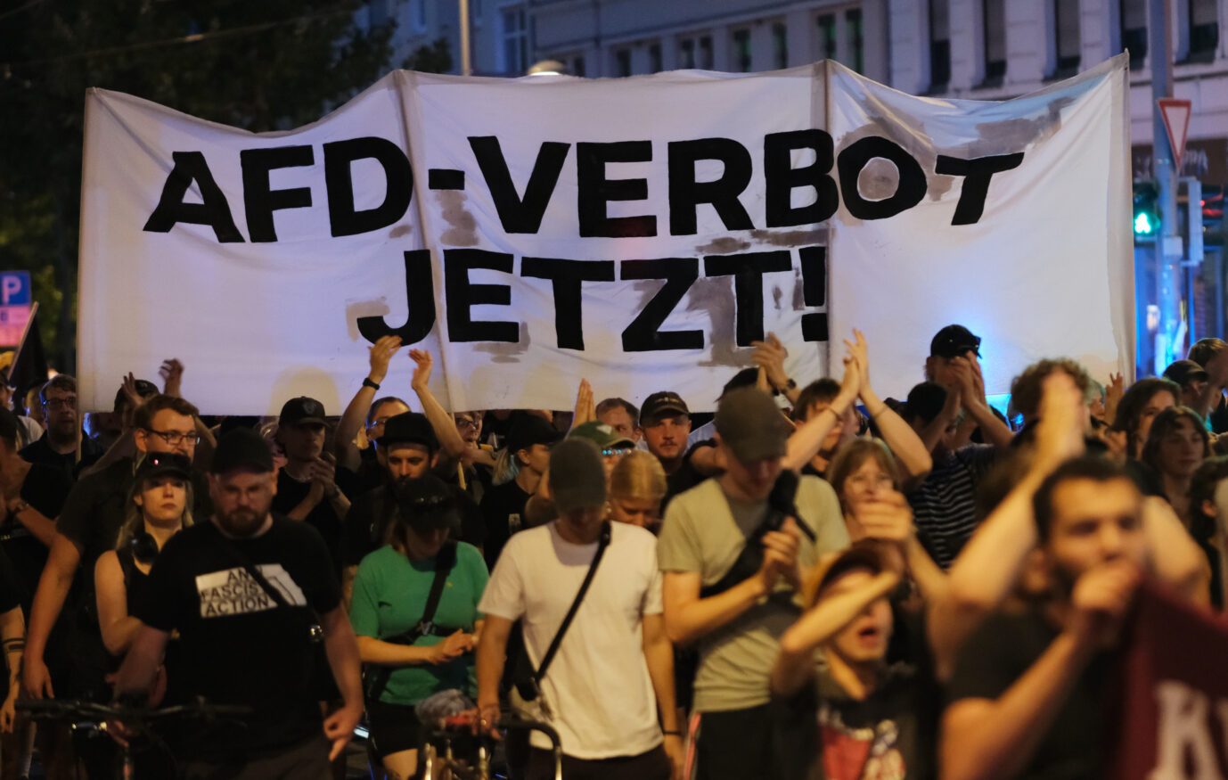 Teilnehmer einer linken Demonstration gehen mit Transparent mit der Aufschrift «AfD- Verbot jetzt!» eine Straße entlang. Mehrere hundert Menschen protestieren gegen das Abschneiden der AfD bei den Landtagswahlen in Sachsen.