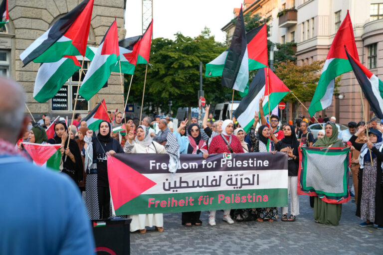 Im Nachgang einer Pro-Palästina-Demonstranten in Berlin hat eine Frau versucht, ein Polizeiauto anzuzünden. Die Demo fand in der Müllerstraße im Ortsteil Wedding statt.