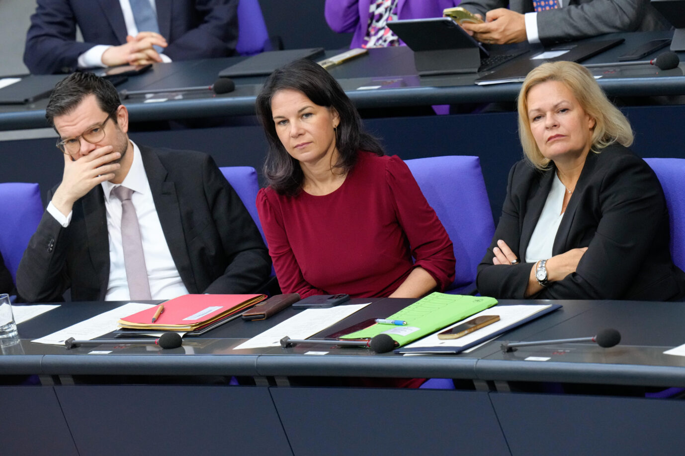 Justizminister Marco Buschmann (FDP) gemeinsam mit Aussenministerin Annalena Baerbock (Grüne) und Innenministerin Nancy Faeser (SPD) im Bundestag – Rücktritte wären fällig Foto:picture alliance / Flashpic | Jens Krick