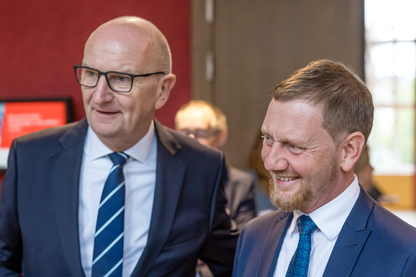 Brandenburgs Ministerpräsident Dietmar Woidke (links. SPD) und Sachsens Regierungschef Michael Kretschmer (CDU) biedern sich bei Sahra Wagenknecht an.