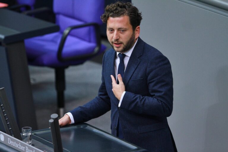 Grünen-Politiker Felix Banaszak spricht im Bundestag, hält sich dabei die Hand vor die Brust und hat den Mund halboffen. Vielleicht ermahnt er das Parlament gerade, doch bitte die Grenzkontrollen bleiben zu lassen und weniger Abschiebungen durchzuführen