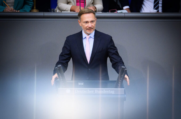 Finanzminister Christian Lindner (FDP) stellt wegen der schlechten Umfragewerte seiner Partei die Ampel-Koalition infrage Foto: picture alliance/dpa | Bernd von Jutrczenka