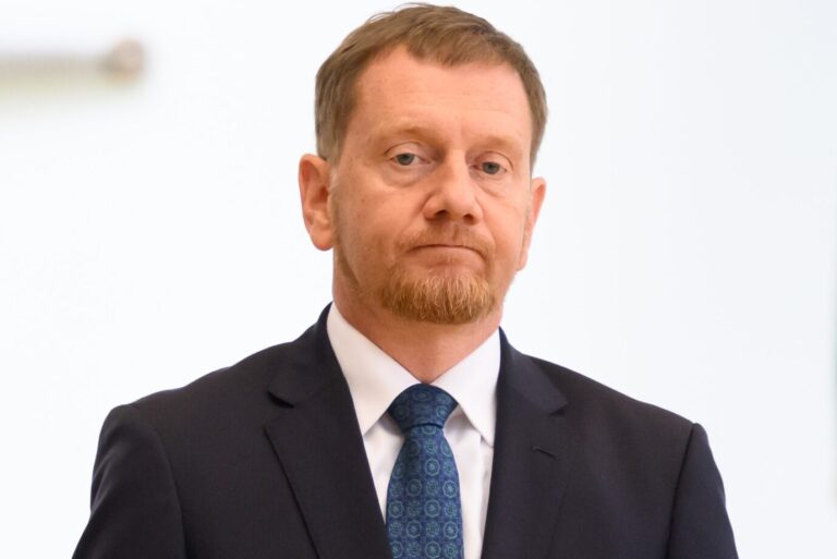 Sachsens Ministerpräsident Michael Kretschmer hat Schwierigkeiten eine Regierung zu bilden. Jetzt droht er mit Neuwahlen.