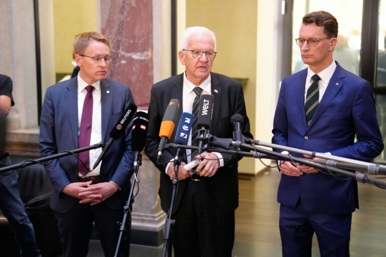 Schwarz-Grün: Die Ministerpräsidenten Daniel Guenther (CDU), Winfried Kretschmann (Grüne) und Hendrik Wüst (CDU) demonstrieren vergangene Woche Einigkeit in der Migrationspolitik.