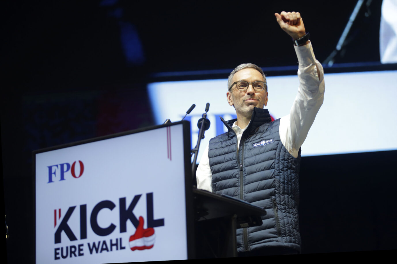 Freut sich auch nach dem Scheitern der Koalitionsverhandlungen mit der ÖVP über große Zustimmung: FPÖ-Chef Herbert Kickl FOTO: picture alliance / ASSOCIATED PRESS | Heinz-Peter Bader