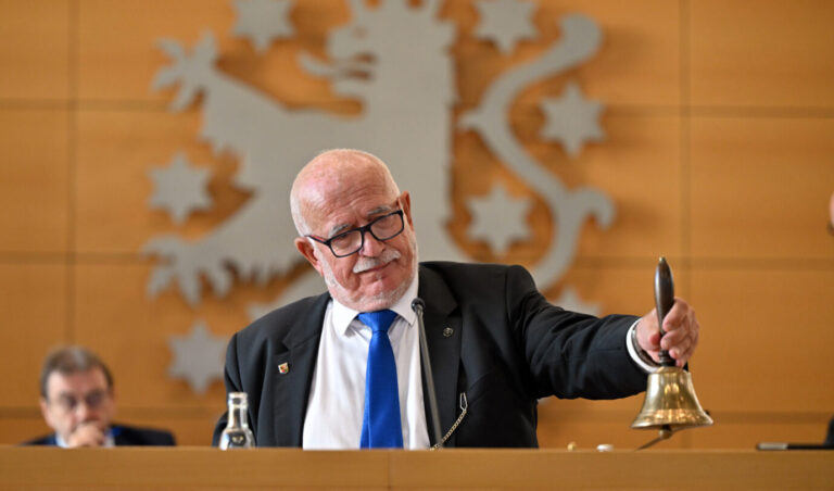 Thüringens AfD-Alterspräsident Jürgen Treutler läutet während der konstituierenden Sitzung des Landtags am 26. September 2024 eine Glocke, die das Parlament zur Ruhe ermahnt. Die chaotische erste Sitzung des Landtags symbolisiert wie kaum etwas anderes die Erfurter Republik und wieso sie eine Gefahr für die Demokratie ist