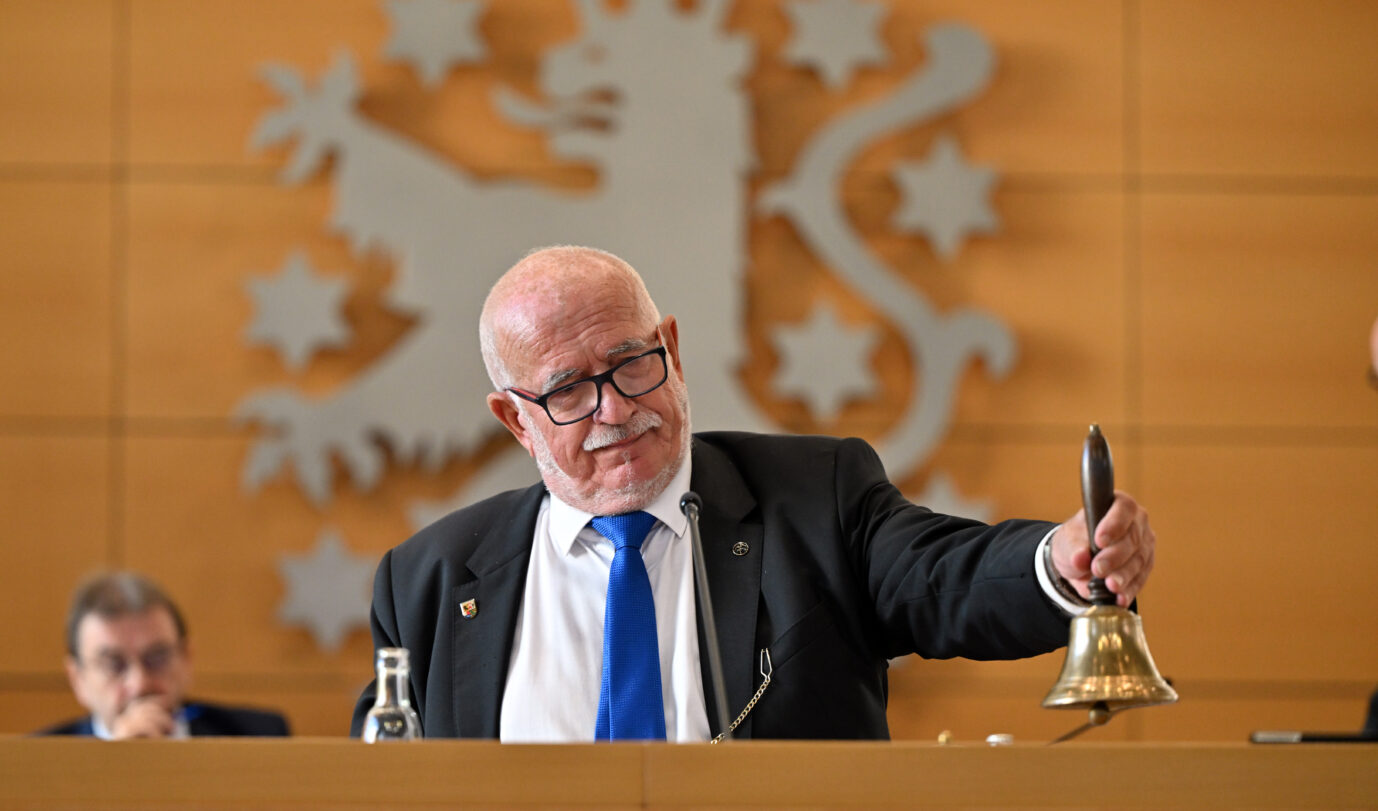 Thüringens AfD-Alterspräsident Jürgen Treutler läutet während der konstituierenden Sitzung des Landtags am 26. September 2024 eine Glocke, die das Parlament zur Ruhe ermahnt. Die chaotische erste Sitzung des Landtags symbolisiert wie kaum etwas anderes die Erfurter Republik und wieso sie eine Gefahr für die Demokratie ist