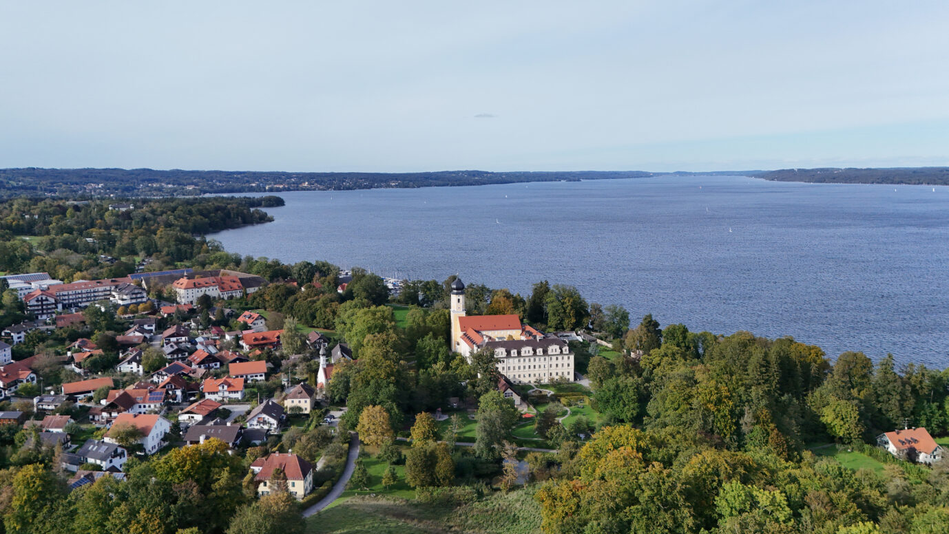 Bernried, Bayern, Deutschland, 29. Septemberi 2024: Ein Herbsttag bei Bernried (Landkreis Weilheim-Schongau). Hier der Blick auf die Ortschaft mit dem Kloster Bernried, im Hintergrund der Starnberger See, Blickrichtung Norden