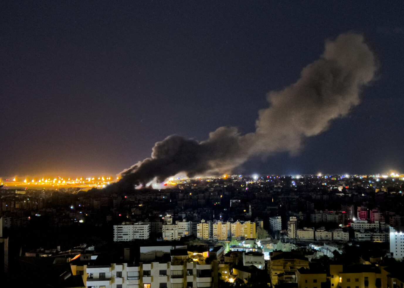 Rauch über den südlichen Vororten der libanesischen Stadt Beirut – nach einem israelischen Luftangriff Dienstag früh.