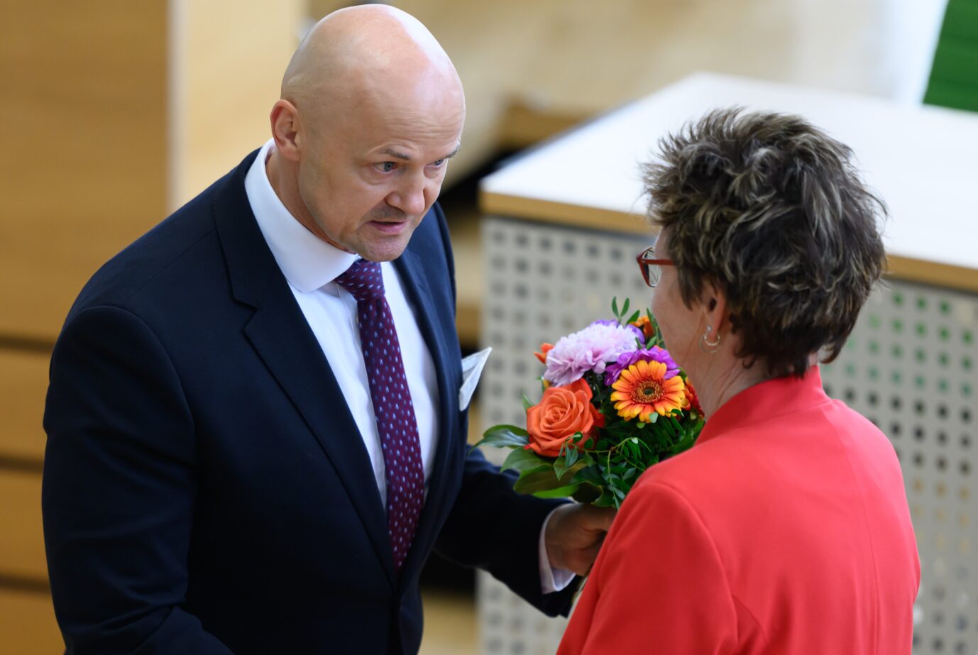 Sabine Zimmermann, Vorsitzende des BSW Sachsen, gratuliert André Wendt (AfD) nach dessen Wahl zum zweiten Landtags-Vizepräsidenten.