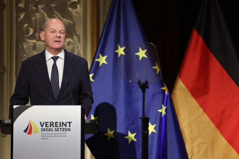 Bundeskanzler Olaf Scholz (SPD) bei seiner Rede zum Festakt zur deutschen Einheit im Mecklenburgischen Staatstheater.