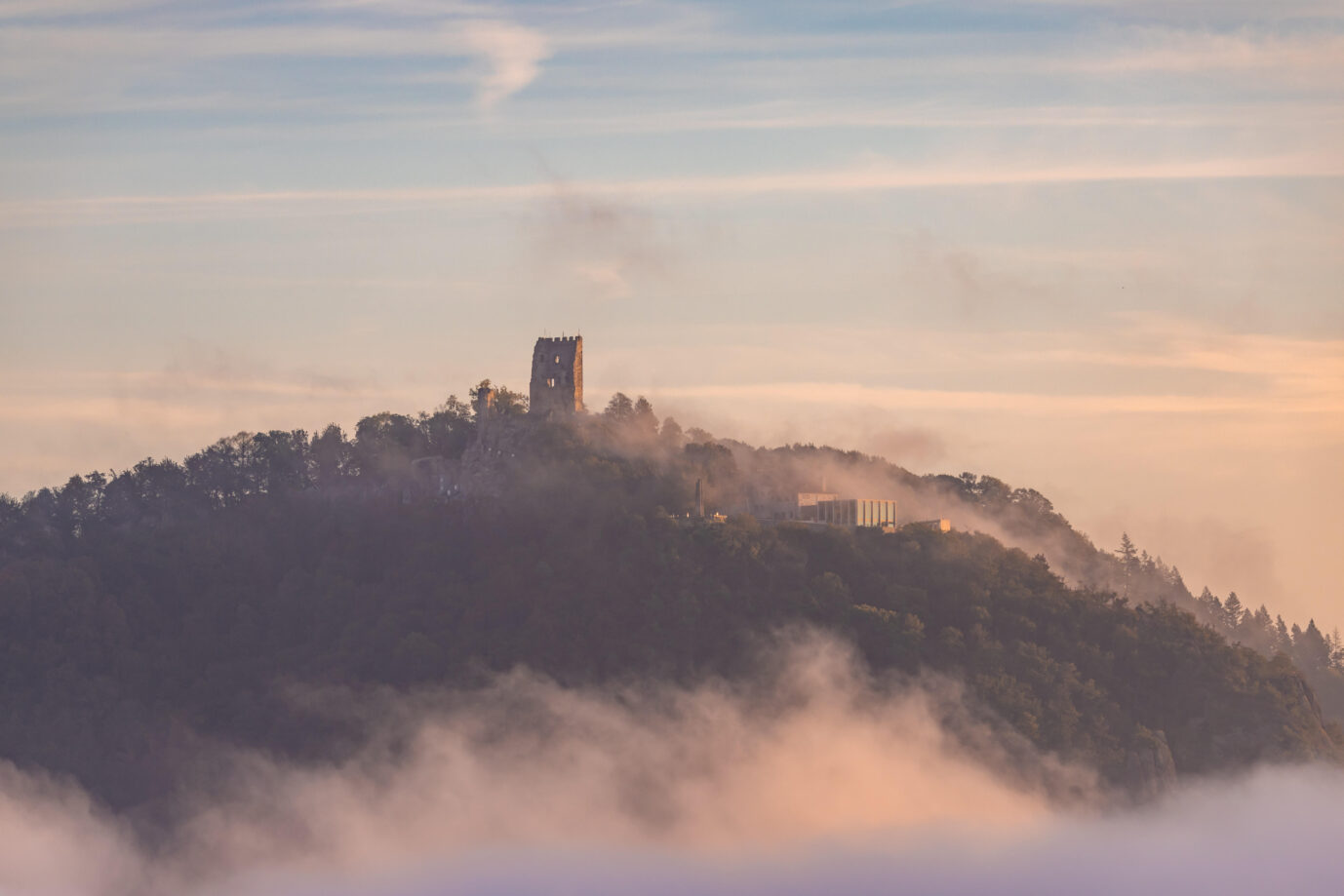 Blick auf den Drachenfels, der nicht nur heute Besucher in seinen Bann zieht, sondern die Rheinromantik mitbegründete.