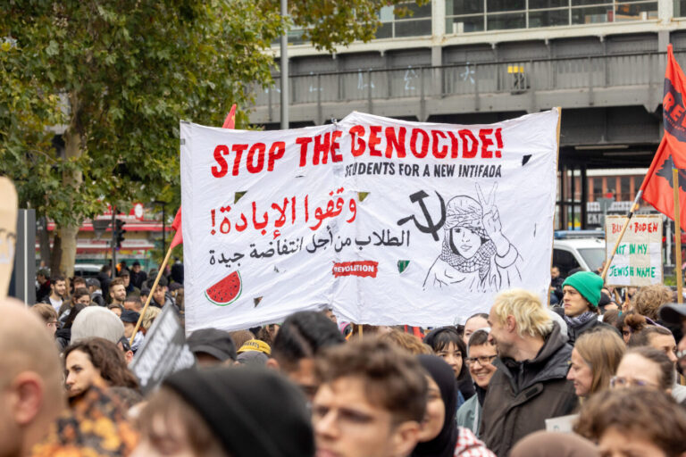 Das Bild zeigt Demonstranten auf einer propalästinensischen Kundgebung. Der Nahostkonflikt wirkt sich auch auf die innere Sicherheit in Deutschland aus. ISrael im Visier.