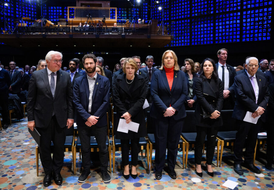 Die Staatsspitze mit Bundespräsident Frank-Walter Steinmeiner (links), Bundestagspräsidenten Bärbel Bas (3. von rechts) und Außenministerin Annalena Baerbock (2. von rechts) in der Berliner Gedächtniskirche. 