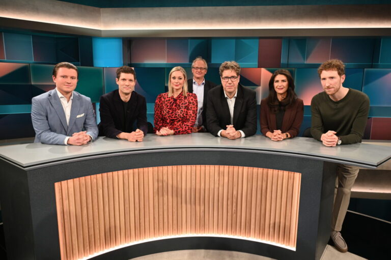 Politiker Alexander Leschik, l-r, Journalist Ronen Steinke, Moderatorin Ruth Moschner, Publizist Albrecht von Lucke, Politiker Michael Kellner, Politikerin Serap Güler und der Moderator Louis Klamroth zu Gast in der ARD Talkshow Hart aber Fair mit dem Thema "Der Fall AfD: Einfach verbieten?"