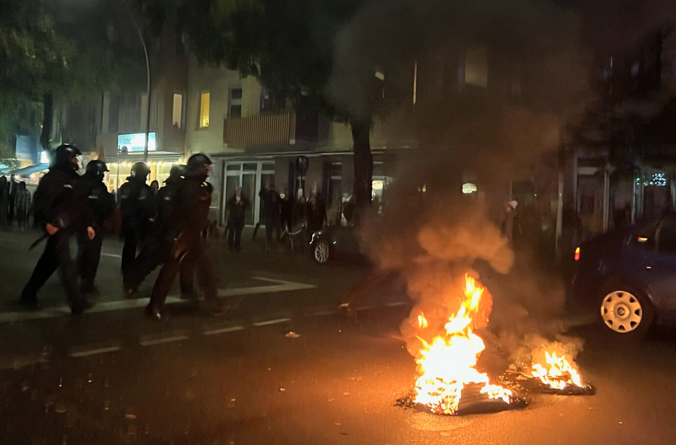 In Berlin zünden Migranten und Israel-Hasser Reifen und Barrikaden an.