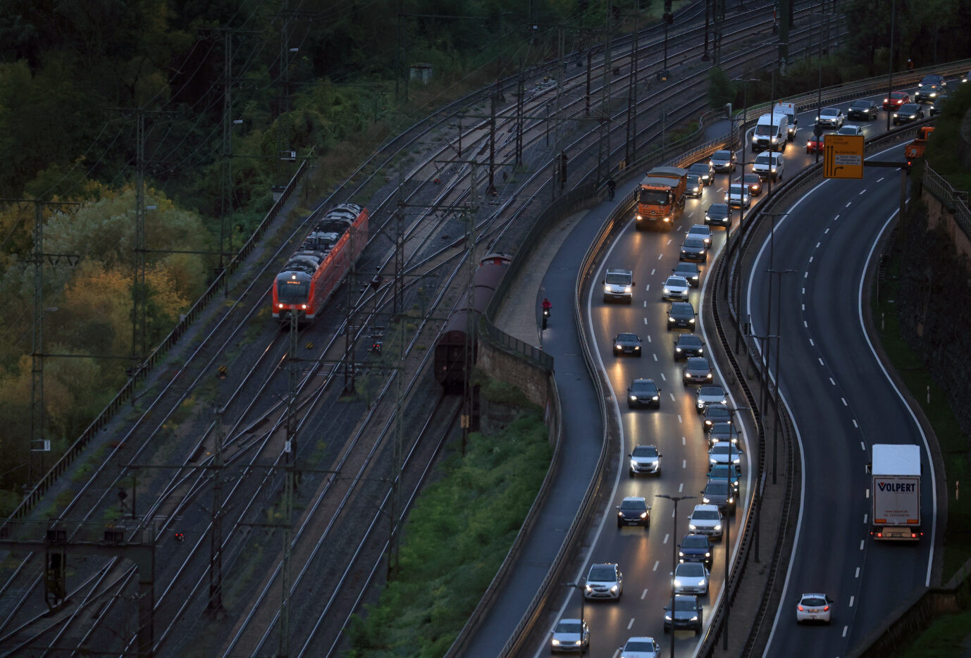 Ob Bus oder Bahn, es steht nicht gut um Deutschlands Infrastruktur.