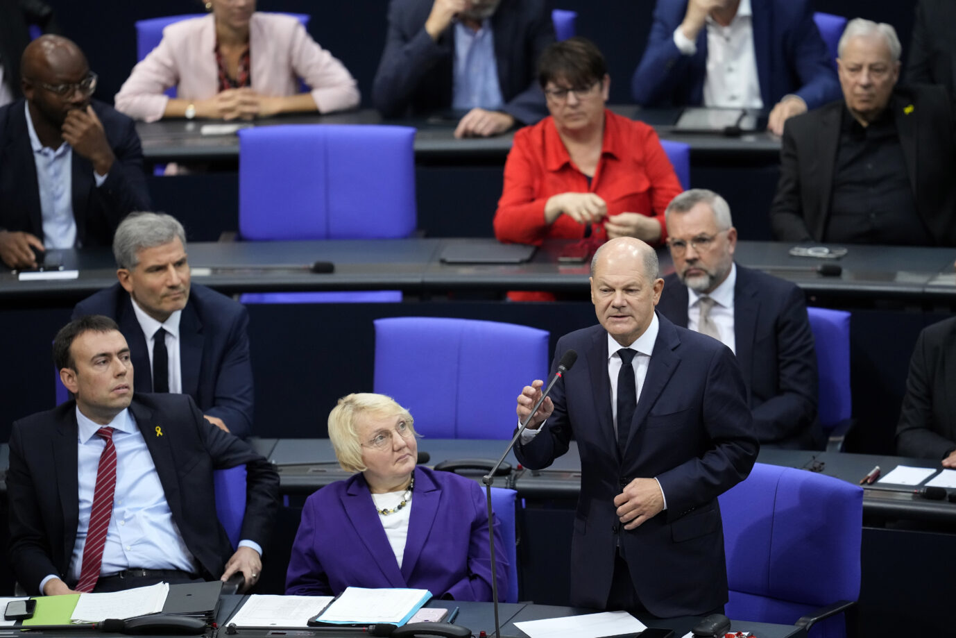 Bundeskanzler Olaf Scholz (SPD) steht im Bundestag am Platz von Rolf Münzenich und betont, daß es sehr wohl Waffenlieferungen an Israel gegeben habe