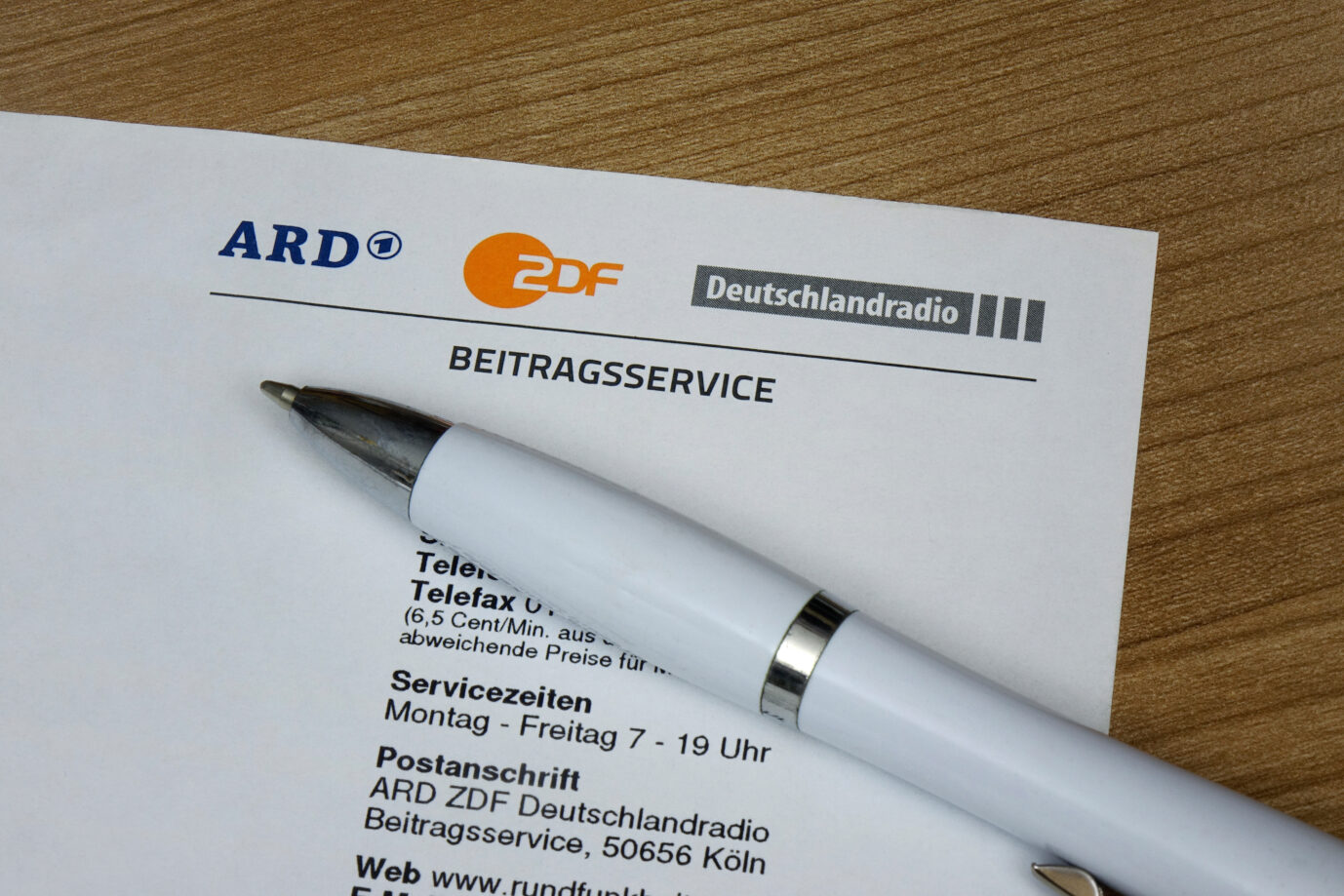 Nicht-Einigung bei dem Treffen der Ministerpräsidenten: Der Rundfunkbeitrag wird vorerst nicht erhöht. Ein Länderchef erwartet nun eine Intervention des Verfassungsgerichtes. 06.10.2024, Borkwalde, Brandenburg, Auf einem Briefkopf von ARD ZDF und Deutschlandradio liegt ein Kugelschreiber. Die Aufforderung zur Zahlung der Rundfunkgebühren: Es soll erstmal keine Erhöhung kommen. Foto: picture alliance / ZB | Sascha Steinach