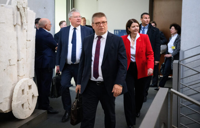 Bruno Kahl (l-r), Präsident des Bundesnachrichtendienstes (BND), Thomas Haldenwang, Präsident des Bundesamts für Verfassungsschutz (BfV), und Martina Rosenberg, Präsidentin des Militärischen Abschirmdienstes (MAD), kommen zur öffentlichen Sitzung des Parlamentarischen Kontrollgremiums des Deutschen Bundestages. Das Parlamentarische Kontrollgremium (PKGr) ist für die Kontrolle der Nachrichtendienste des Bundes zuständig. Neues Gutachten zur AfD angekündigt.