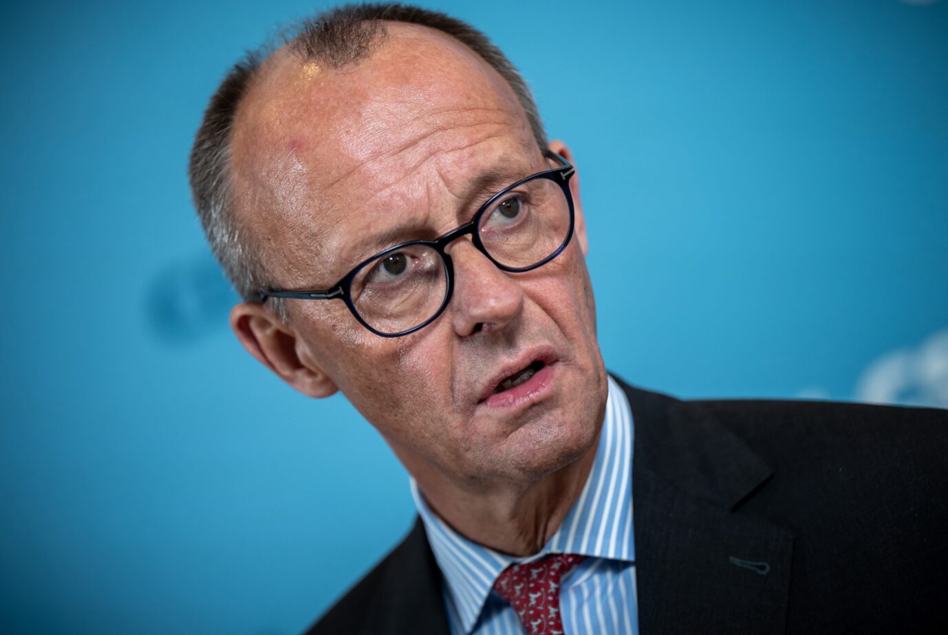 Der CDU-Partei- und Unions-Fraktionsvorsitzende Friedrich Merz denkt angeblich zum AfD-Verbot um.