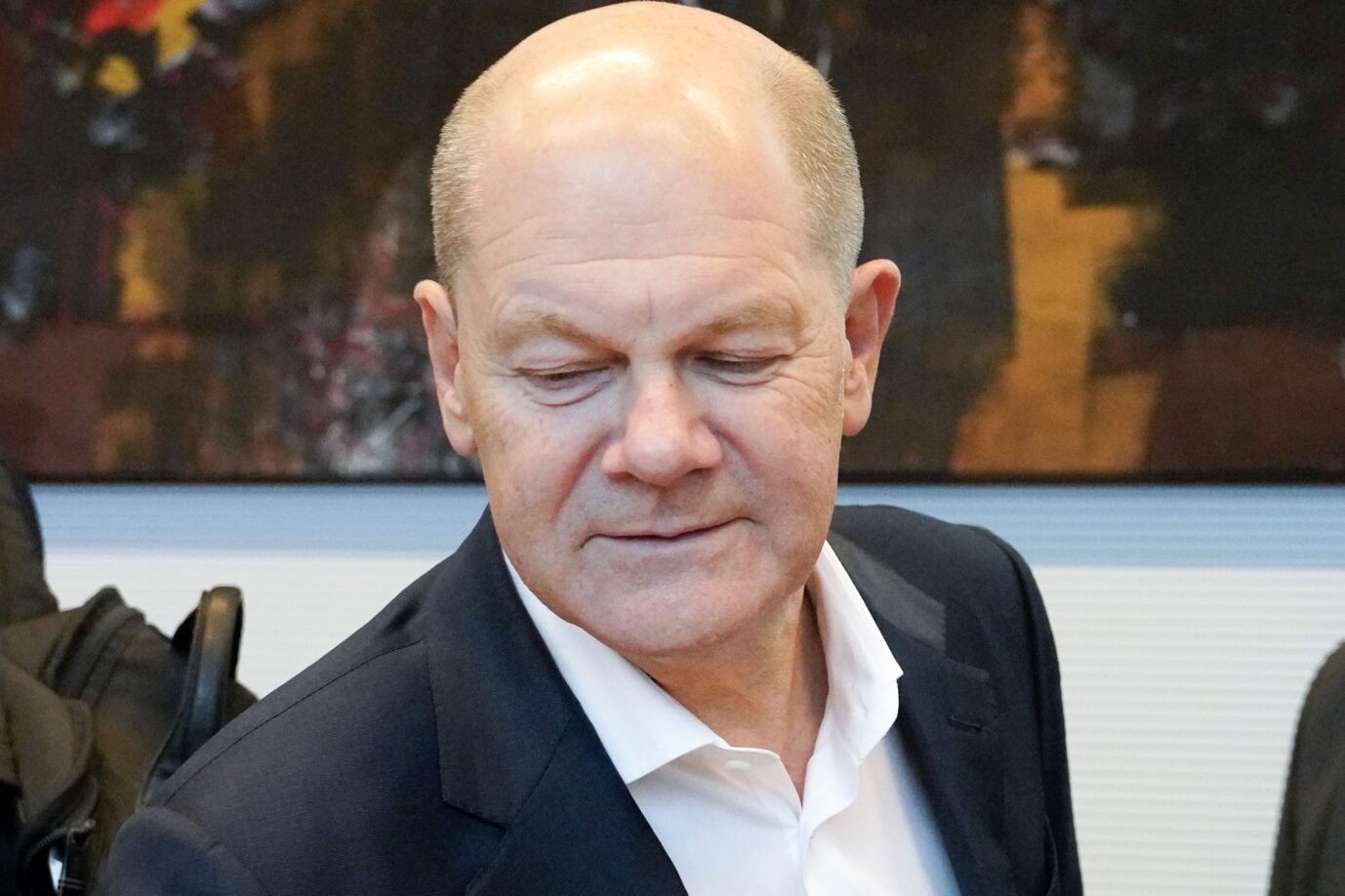 Streit ums Sicherheitspaket: Bundeskanzler Olaf Scholz (SPD) gestern in der SPD-Bundestagsfraktion.