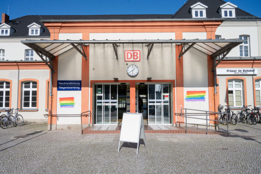 Wo alles begann, am Bahnhof der Stadt, stehen heute zwei Regenbogen-Graffiti Foto: picture Alliance/dpa | Stefan Sauer