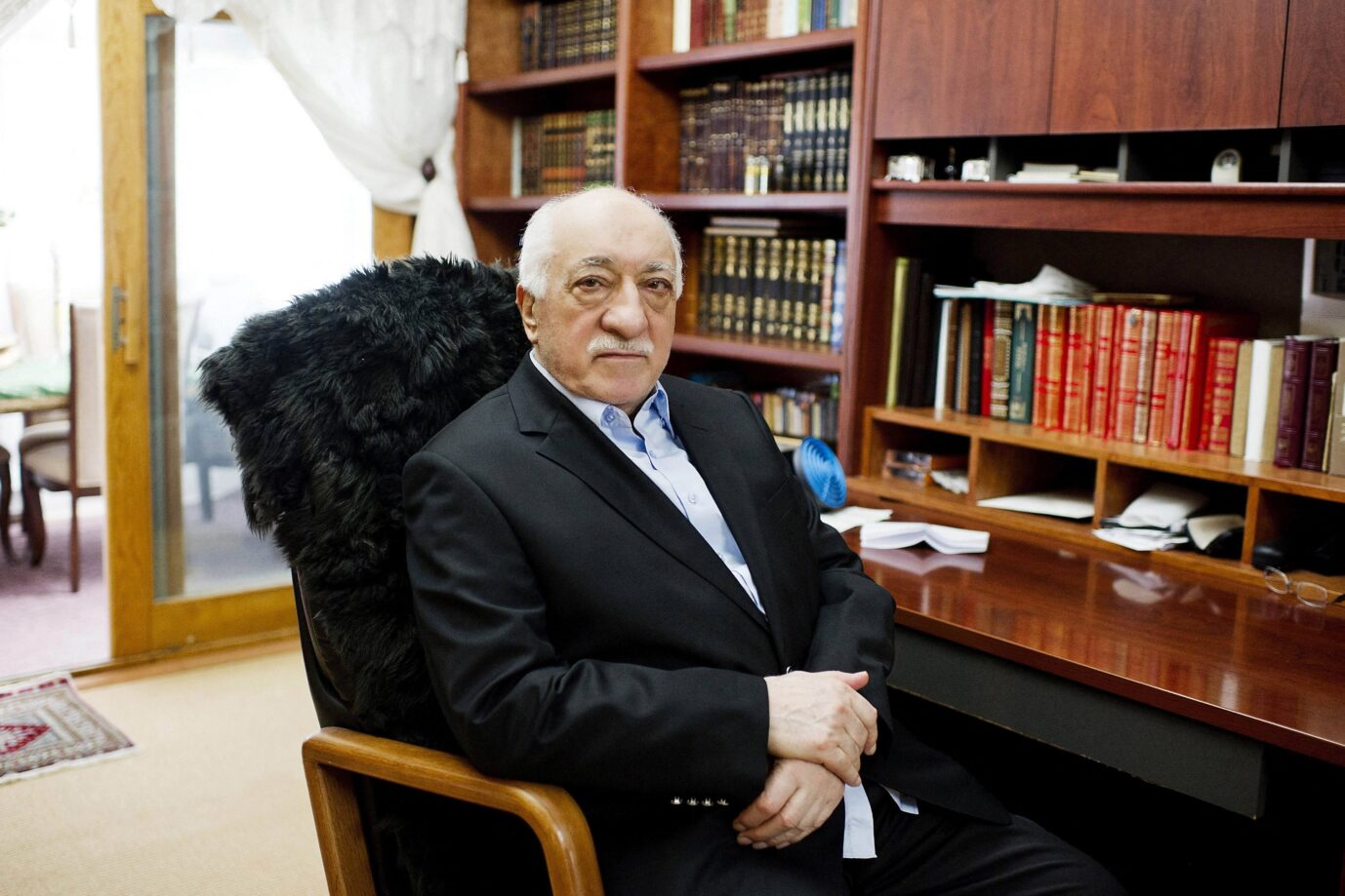 Das geistliche Oberhaupt der Gülen-Bewegung, Fethullah Gülen sitzt auf einem Holzstuhl in seinem Exil in den USA