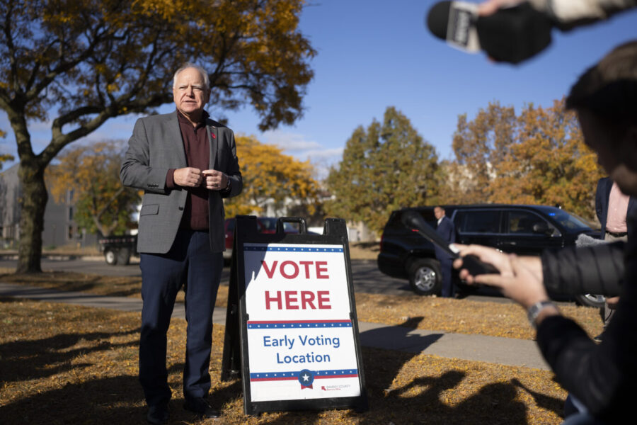 Der Gegenkandidat: Tim Walz. Foto: picture alliance / ASSOCIATED PRESS | Renée Jones Schneider