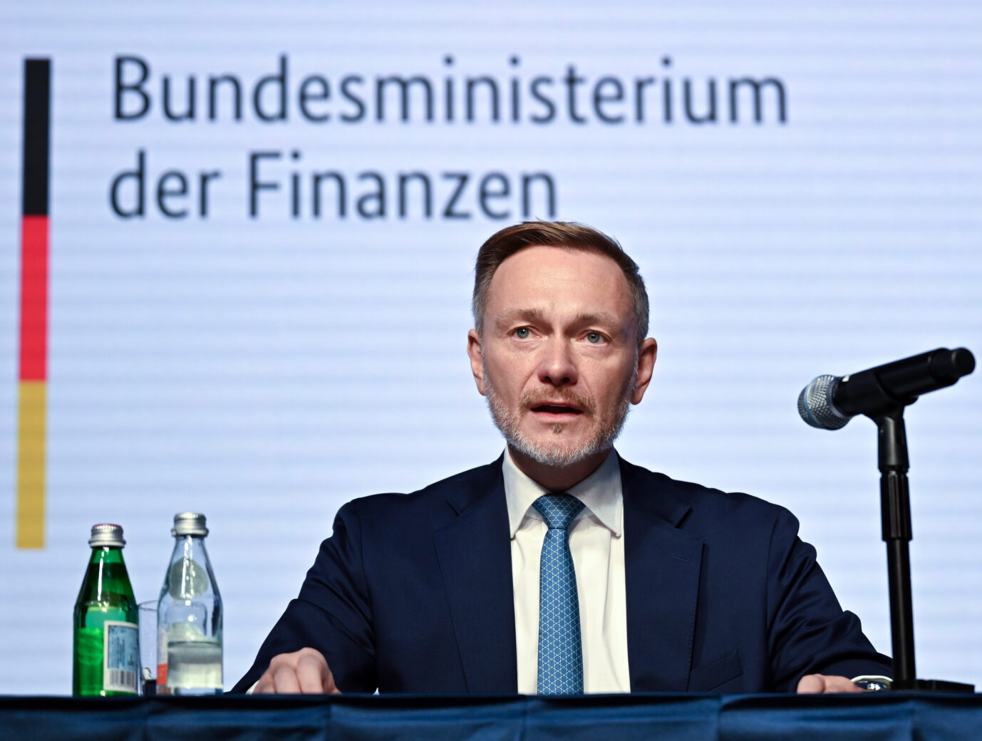 Finanzminister Christian Lindner (FDP) schaut mit sauertöpfischer Miene ins Leere. Um die Steuereinnahmen sieht es schlecht aus