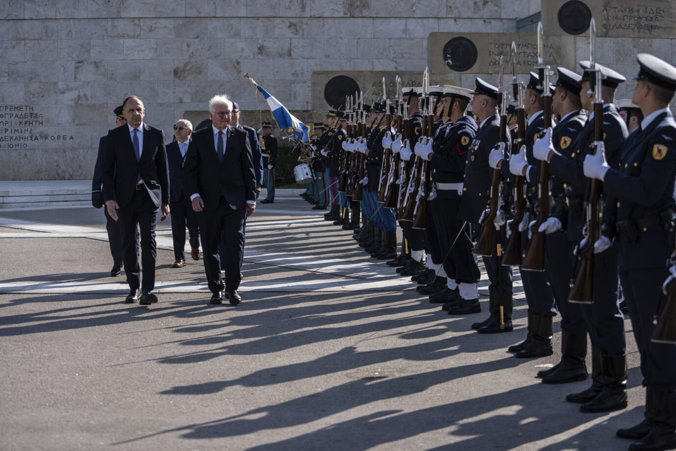 Bundespräsident Frank-Walter Steinmeier (SPD) schreitet mit Griechenlands Außenminister Giorgos Gerapetritis die Ehrenformation ab. Foto: picture alliance / ASSOCIATED PRESS | Petros Giannakouris