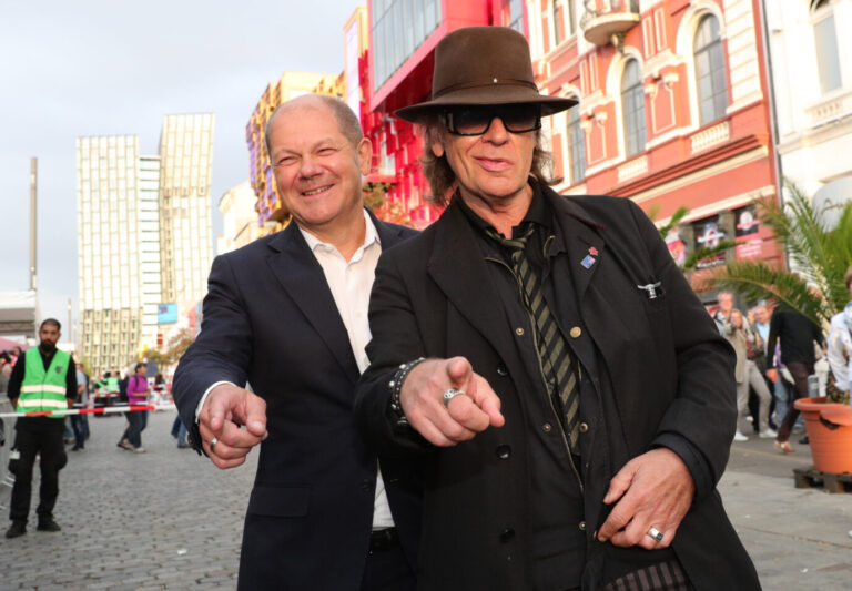 dpatopbilder - Hamburgs Erster Bürgermeister Olaf Scholz (SPD) und der Musiker Udo Lindenberg (r) posieren am 03.09.2016 in Hamburg bei der Open-Air-Gala zum 25-jährigen Jubiläum des Schmidts Tivoli auf dem Spielbudenplatz vor dem Theater auf der Reeperbahn. Foto: Christian Charisius/dpa ++ Nun zensieren sie ihn