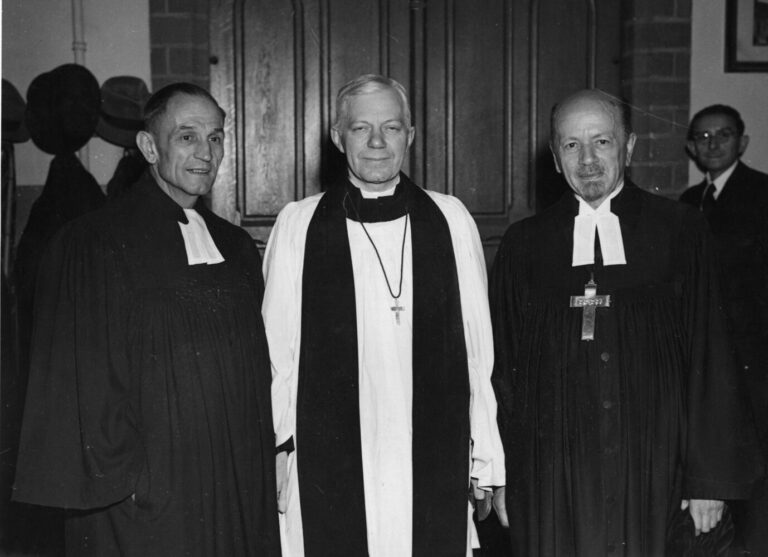 Martin Niemöller (l.) organisierte den Widerstand gegen die NS-Kirchenpolitik (Foto von 1946).