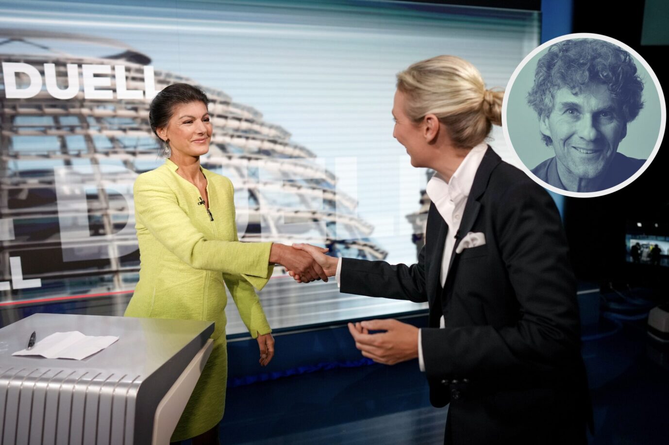 Alice Weidel steht im Studio von Welt TV neben Sahra Wagenknecht und gibt ir die Hand