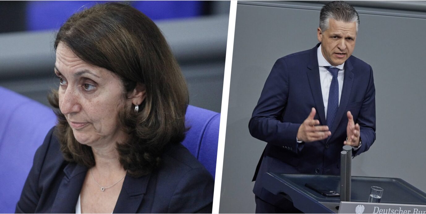 Die Vizepräsidentin des Bundestags, Aydan Özoğuz (SPD) blickt mißtrauisch ins Leere, daneben steht der Parlamentarische Geschäftsführer der CDU, Thorsten Frei am Rednerpult des Bundestags und distanziert sich