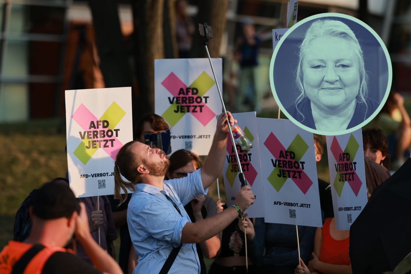 Das Bild zeigt eine Demo für ein Verbot der AfD.