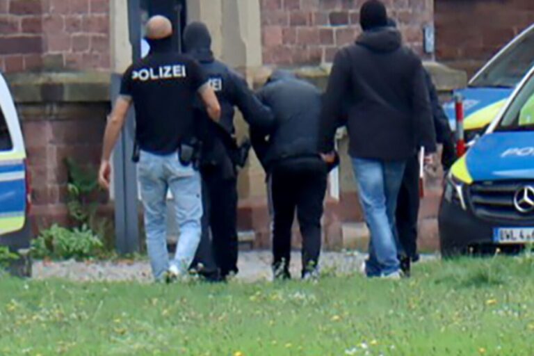 Polizisten bringen den in Bernau bei Berlin festgenommenen mutmaßlichen IS-Unterstützer, der einen Anschlag mit Schusswaffen auf die israelische Botschaft in Berlin geplant haben soll, zur Haftvorführung. Islamisten gefährden die innere Sicherheit Deutschlands.