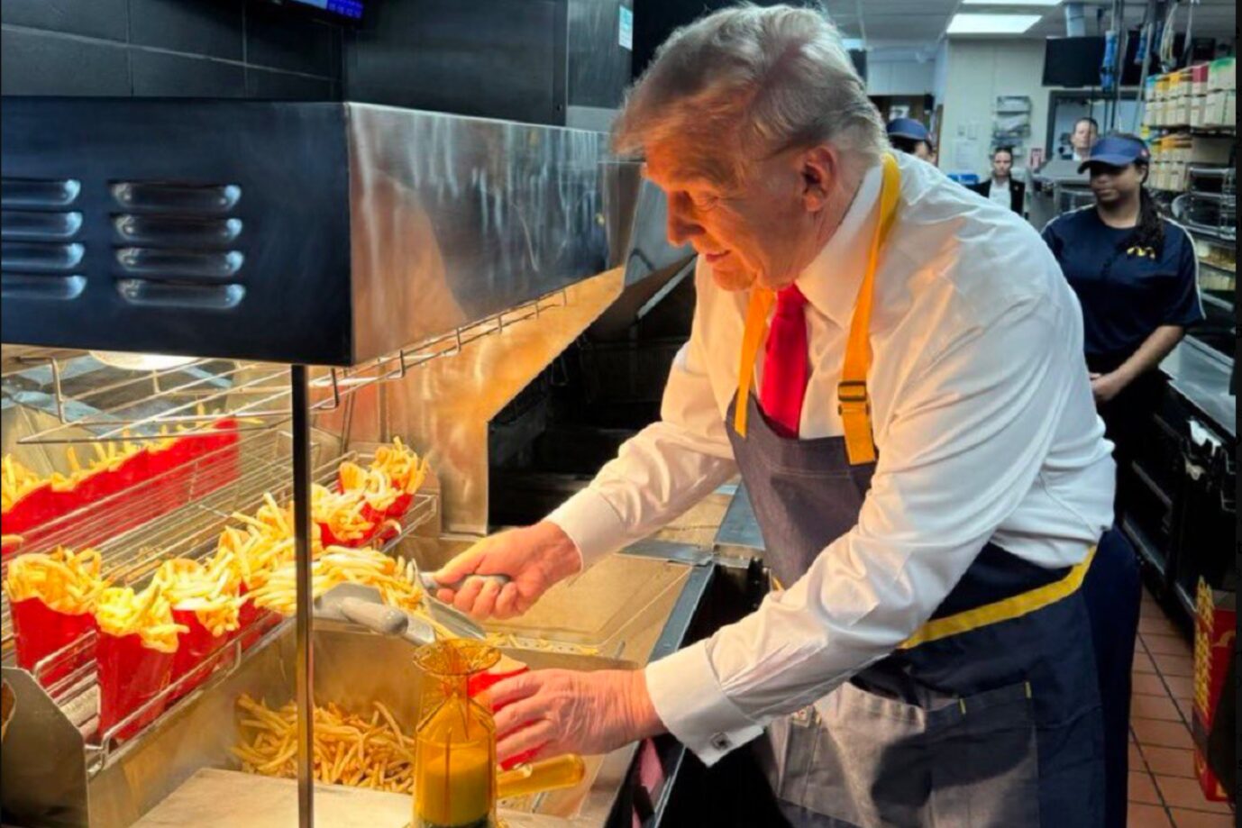 Das Bild zeigt Donald Trump, der bei Mc Donald´s arbeitet.