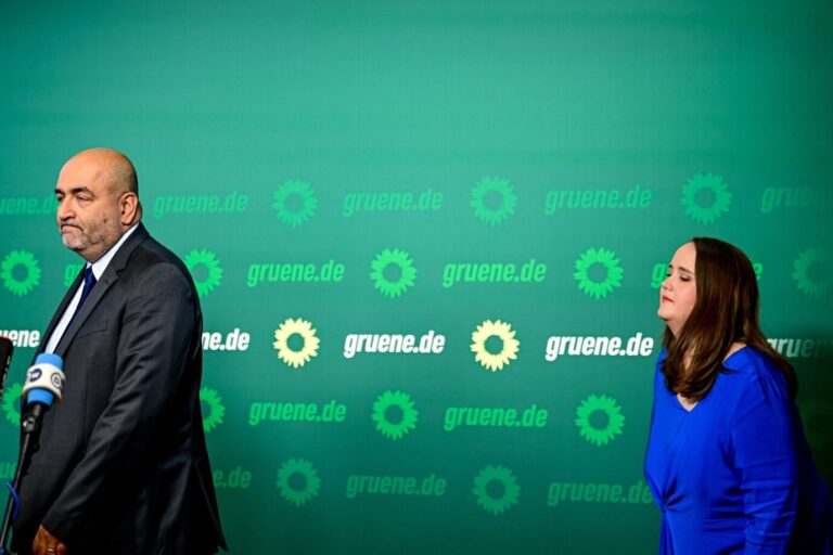 Die beiden Grünen noch-Parteivorsitzenden Ricarda Lang und Omi Nouripur bei der Ankündigung ihres Rücktritts Foto: picture alliance/dpa | Fabian Sommer