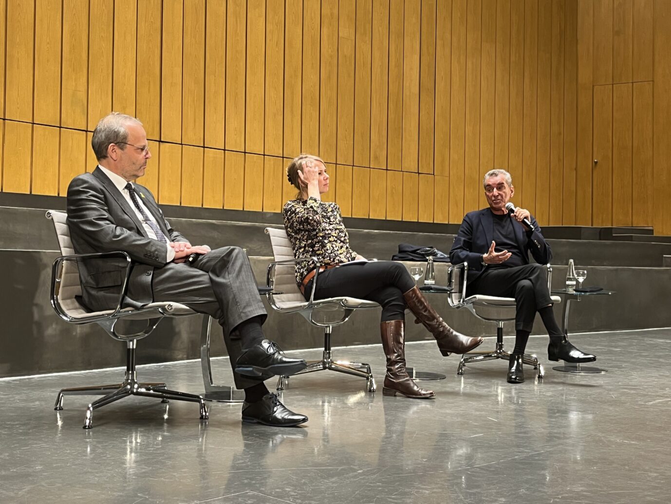 Bundesbeauftragter für Antisemitismus und jüdisches Leben, Felix Klein, Table.Media-Journalistin Helene Bubrowski und Ex-Talkmoderator Michel Friedman (v. l. n. r.): Diskutieren über Judenhaß. (Themenbild)