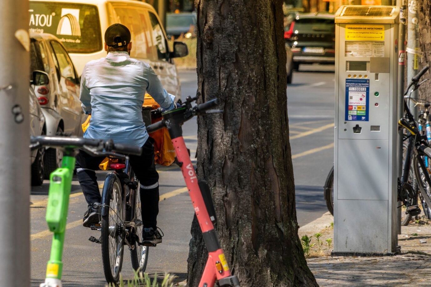 Radfahrer in der Stadt, Kantstraße, Berlin, Deutschland Ein Radfahrer in der Berliner Kantstraße: Der Pop-up-Radweg sorgt seit Jahren für Ärger Foto: picture alliance / CHROMORANGE | KHSPR