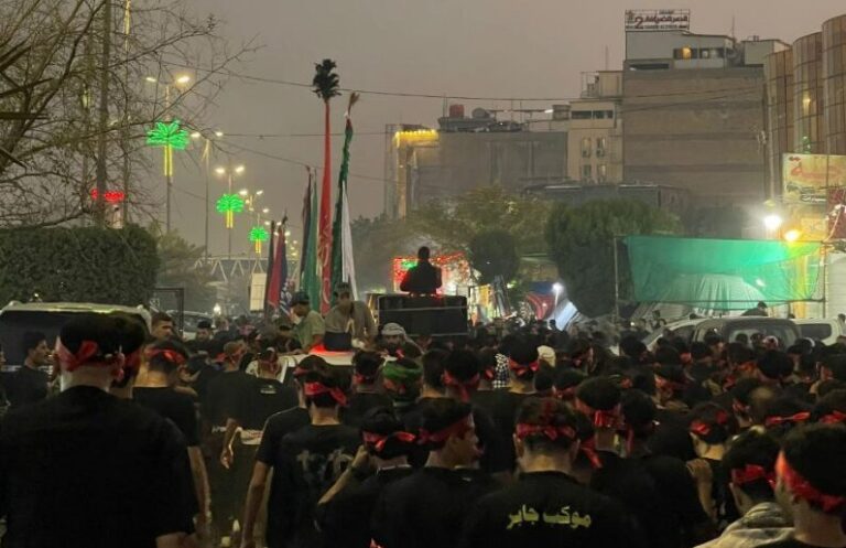 Auf den Straßen des Iraks formieren sich sunnitische und schiitische Organisationen zur Machtdemonstration.