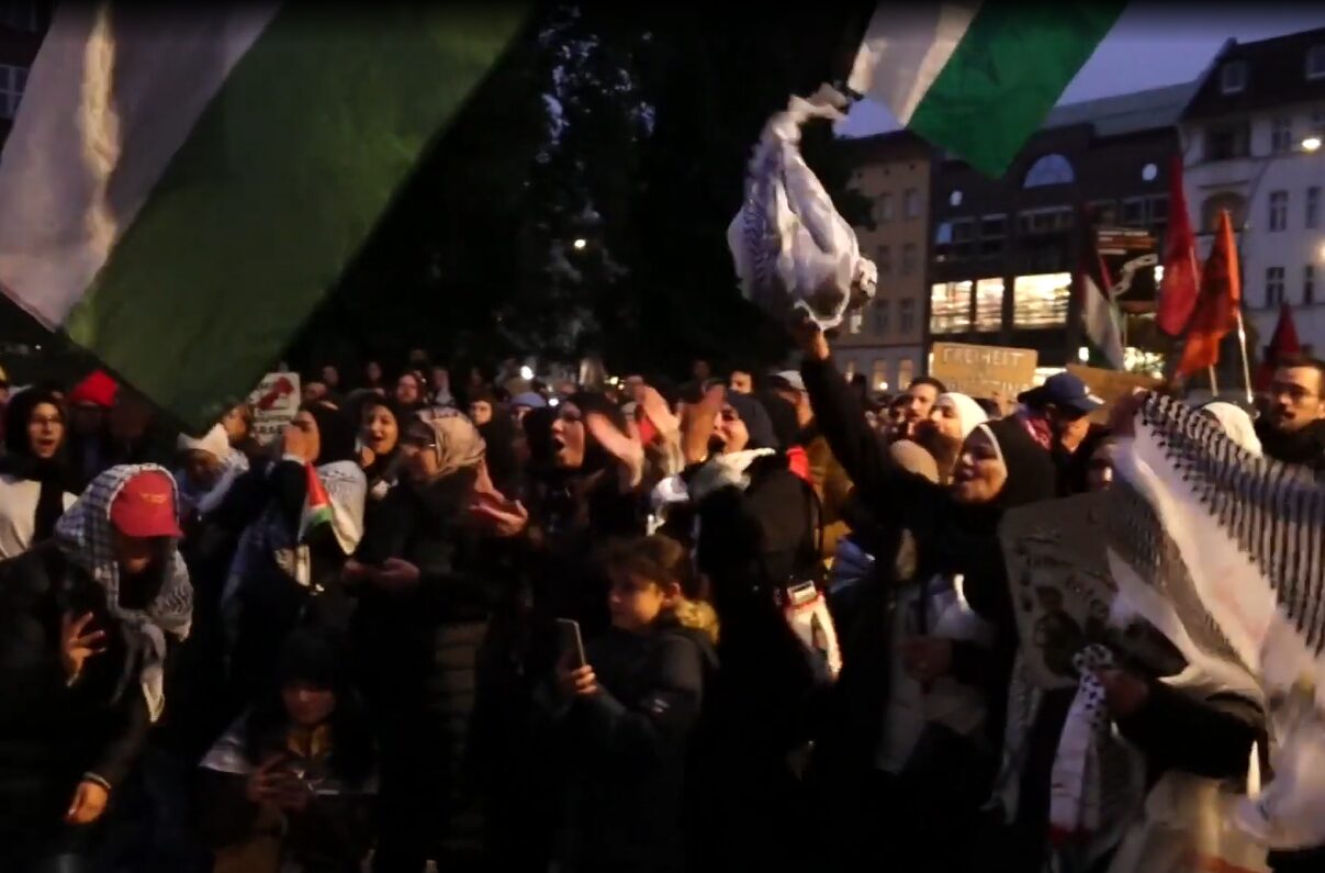 Araber bejubeln die Raketenangriffe auf Israel in Berlin.