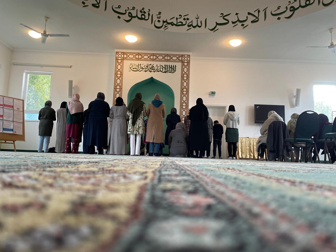 Frauen beten in der Khadija-Moschee in Berlin