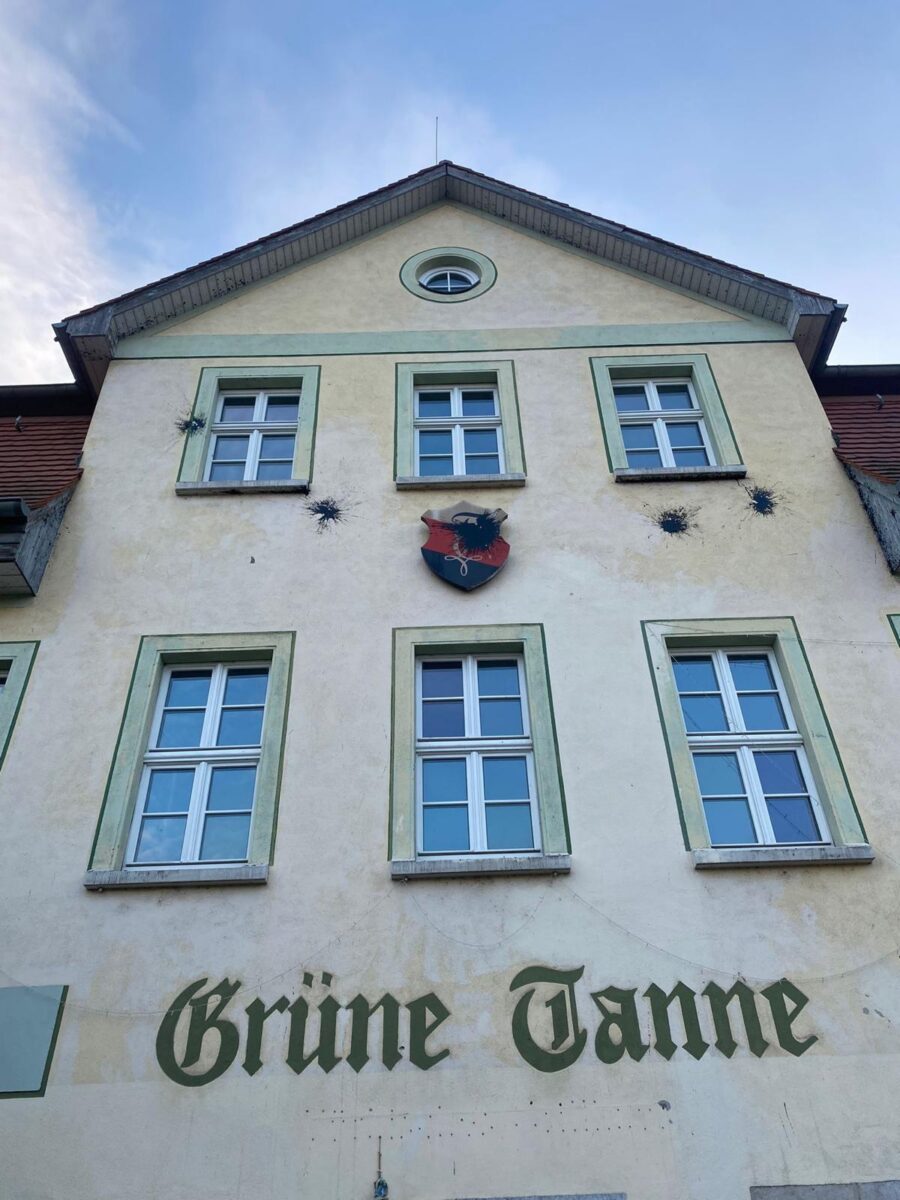 Farbbeutel treffen das Verbindungshaus „Grüne Tanne“ und auch das Wappen mit dem Zirkel der Burschenschaft. Foto: Allgemeine Deutsche Burschenschaft