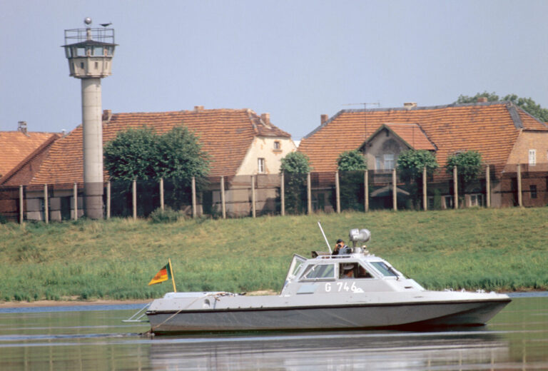 Ein DDR-Grenzsoldat patrouilliert im an der Elbe im brandenburgischen Dorf Lütkenwisch. (Archivbild/Themenbild)