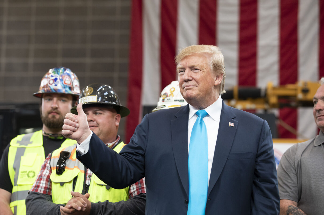 Präsident Donald Trump wird auf der Bühne begrüßt, als er am Mittwoch, den 10. April 2019, im Internationalen Schulungs- und Ausbildungszentrum der International Union of Operating Engineers in Crosby, Texas, eintrifft. Trump hielt eine Rede und unterzeichnete eine Durchführungsverordnung zu Energie und Infrastruktur. Donald Trump wird von Ingenieuren begrüßt: Der designierte Präsident will die Energiewirtschaft entfesseln. Foto: picture alliance / ZUMAPRESS.com | White House